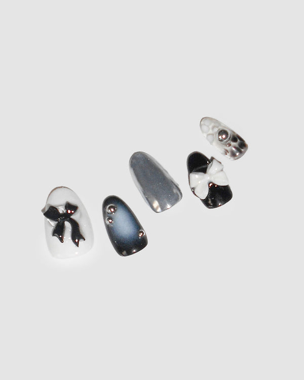 Black & white bow nails