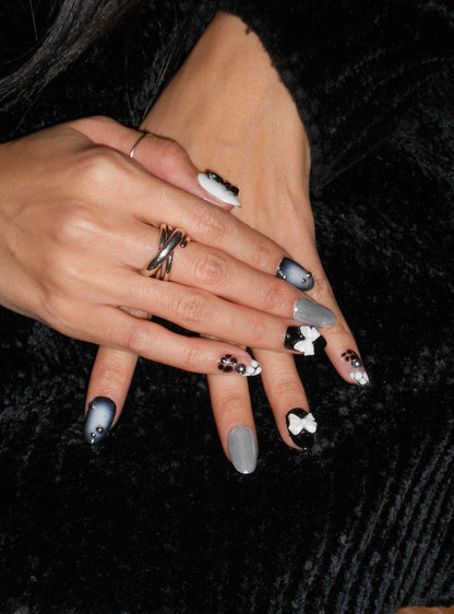 Black & white bow nails
